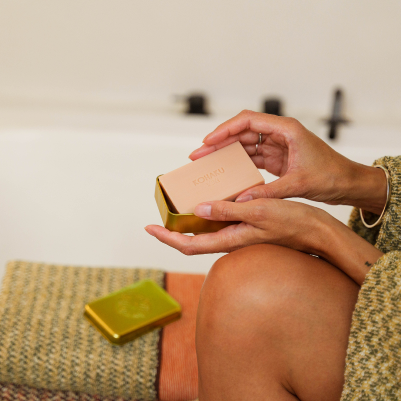 Kayori - Ha kvar plåtburk Guld – hand / body – rektangel