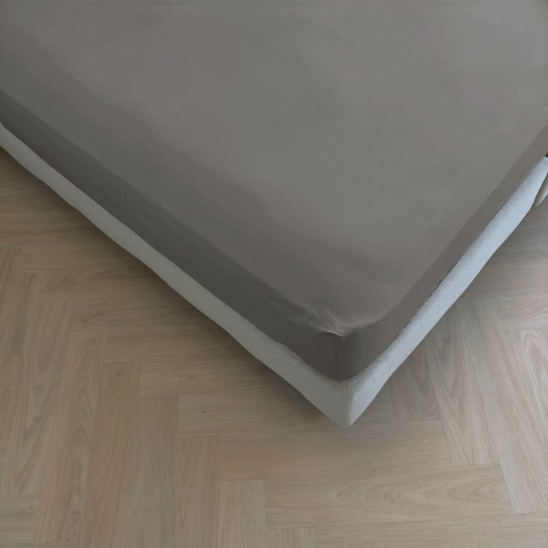 Kayori dra-på-lakan för madrass Puro i bomullspercale – Varmgrå